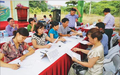 Bàn giao đất dịch vụ cho người dân Xuân Quan